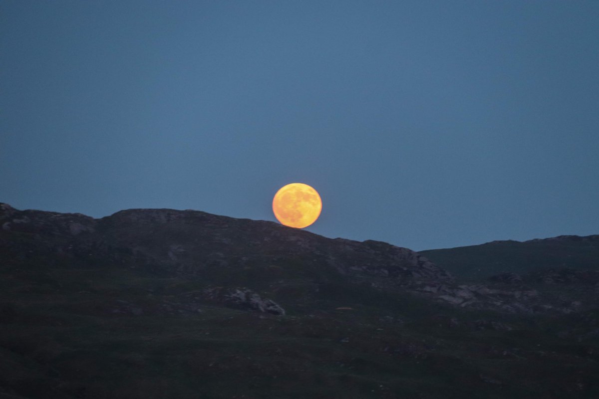 It’s been a while since I’ve tweeted but here’s sunset and full moonrise from the Pyg track - snowdon ♥️ #itvweather #s4cweather #snowdonia #visitwales