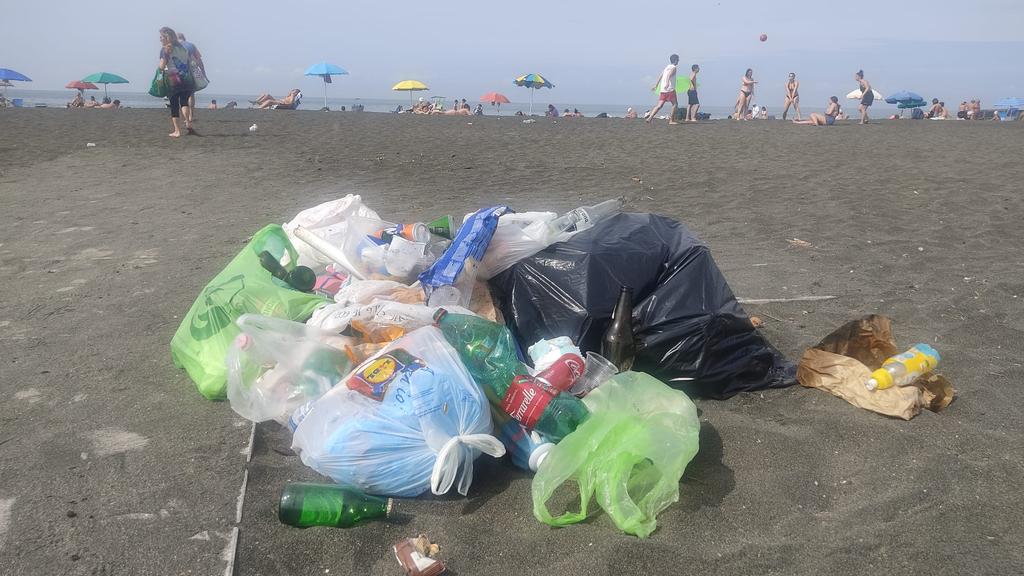 Pensate se fosse capitato all'amministrazione guidata dal M5s. Le spiagge libere di Roma ricoperte dai rifiuti. Ci sarebbero state le aperture di tutti i Tg questa sera. Eppure noi siamo stati nettamente più bravi di loro ma c'è 'monnezza e monnezza' in questa città. Chiaro!