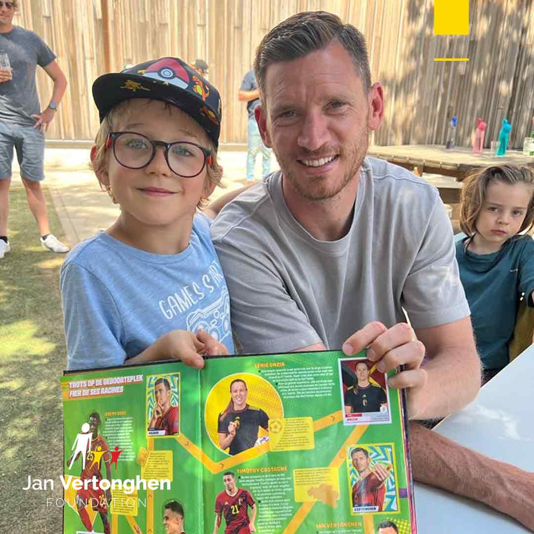 Wat een bijzonder schoolfeest bij VBS Het Ooievaarsnest in Assenede! 🤩 Nadat Jan Vertonghen het lintje had doorgeknipt van onze nieuwe playground werd deze uitvoerig getest door Jan zelf en de kinderen. 🙌 1/2