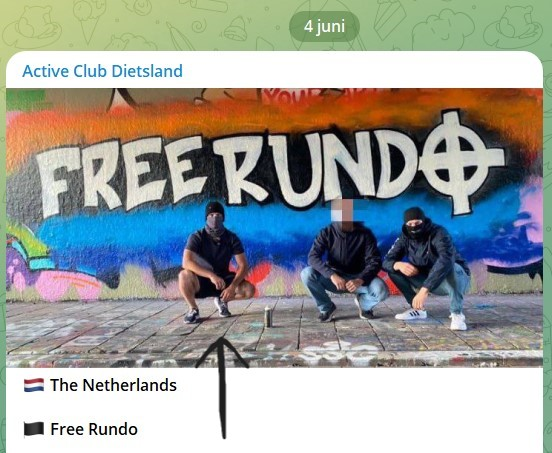 Kafkanet's tweet photo. Vandaag plaatst Active Club Dietsland een #freerundo foto waarop ze solidariteit betuigen met de gewelddadige Robert Rundo. Links (zie pijl) staat John Abrossimow, een veroordeelde #WLM-activist. https://t.co/e8fnBLXAlK