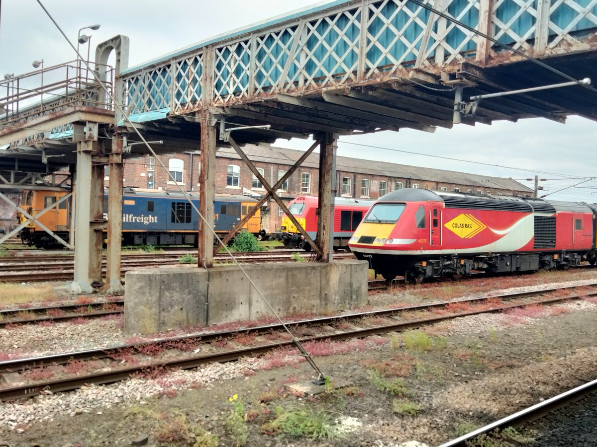 Triple class & company heading at Doncaster West Yard this morning with Colas 43274, DB 67028 & GBRf 73961  
#class43 #HST #class67 #class73 #trains #Doncaster #GBRF @ColasRailUK @DBCargoUK @GBRailfreight