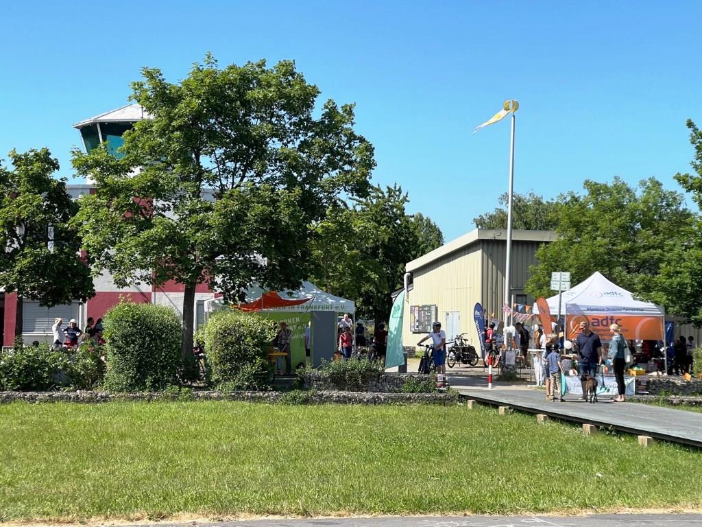 franknagel_de's tweet photo. Als @CDUFraktionFFM @CDU_Frankfurt die #Radtour beim #Familien-Aktionstag #FahrRad!-Tag #GrünGürtel mitgefahren. Organisiert von #Umweltlernen der @Stadt_Frankfurt vom #Europagarten zum Alten Flugplatz #Bonames
Danke an @ADFC_Frankfurt und @BUND_Frankfurt am Main. @FESFrankfurt. https://t.co/vsdnlPq8SP