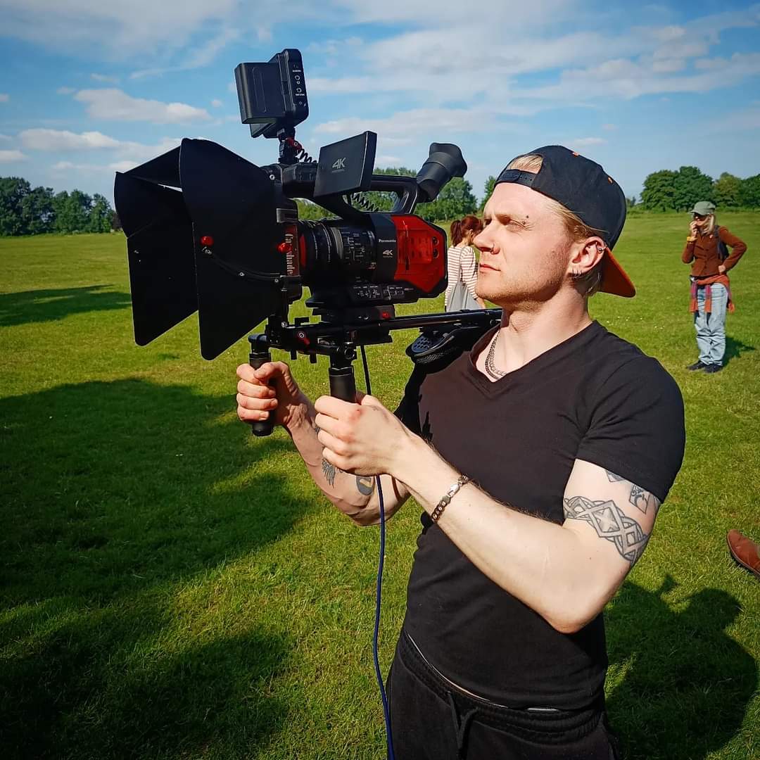 On Set For The Bad Taste Show 
#camera #panasonic #filmlifestyle #cameraman #actors #acting #portsmouth #badtasteshow #ninja #monitor #filmcrew #filmmaking #onset #bts #cameraselfie #wildtex #selfie #poser #tattoos #bigrig