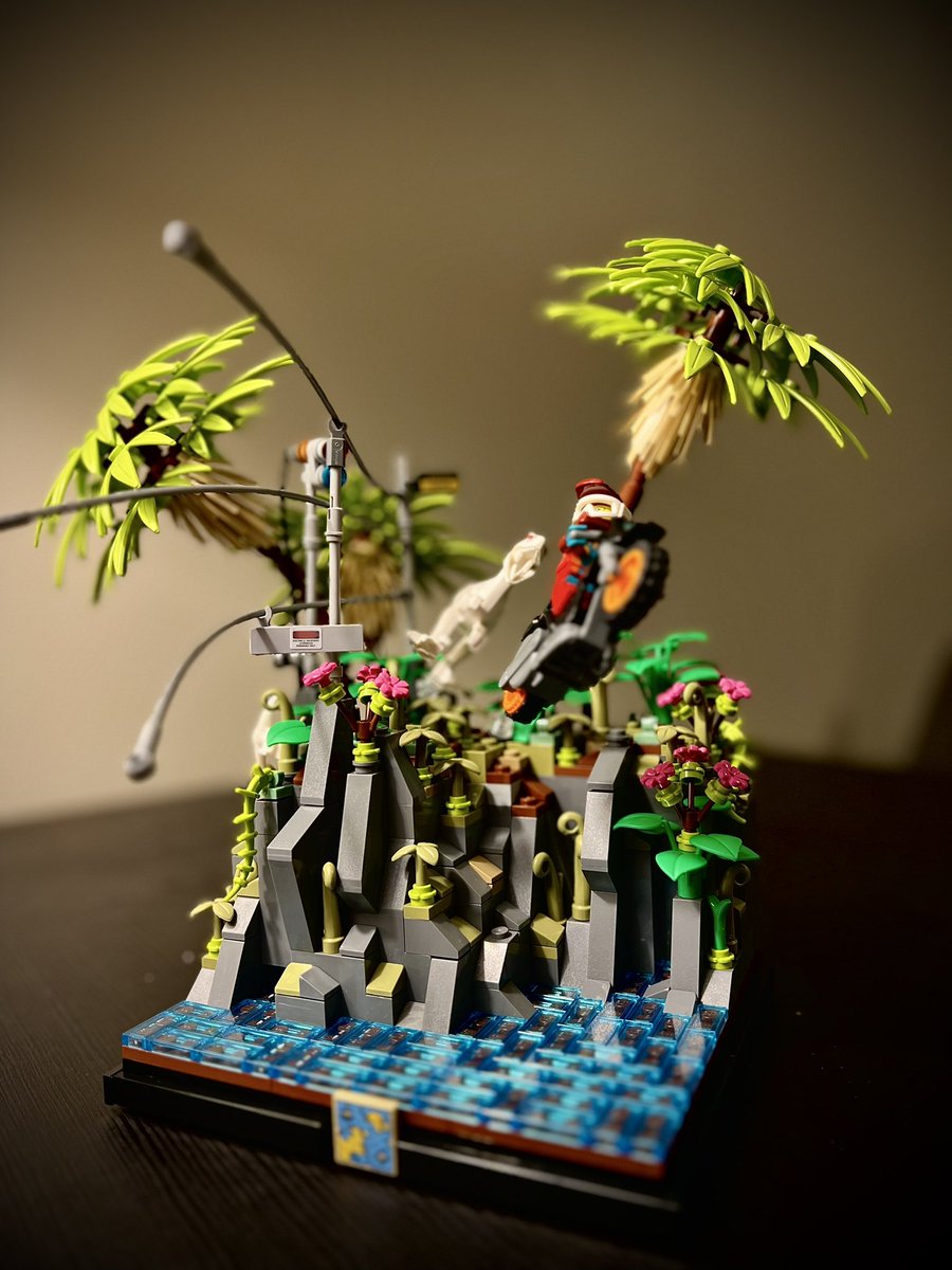 LatLUG's tweet photo. Vēl viena sudraba godalga @LatLUG MOC konkursā “motociklista vasara”- Kristapa “Jurassic escape” aina. 🥈🏍️🦖🌴 #LEGO #moc #legomoc #dinosaur #raptor #JurassicPark #JurassicJune #JurassicWorld #afol https://t.co/T3DvKBD4GC