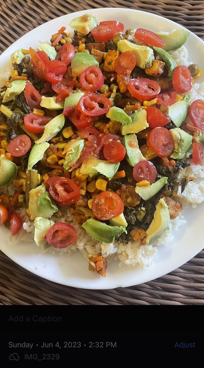 today’s lunch -  buffalo tempeh & mixed veggies on brown rice  - all organic 💪🏽🌱🔥✅

time stamped so you know it’s real, although now I see iPhone let’s you adjust the time/date lol smh letting ppl lie out here Apple shame 😂🙏🏽

#veganlunch