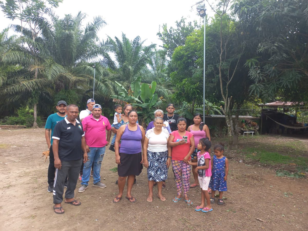AlcaldiadeBaru's tweet photo. Hoy domingo, la alcaldía realiza trabajos de limpieza y mantenimiento de área recreativa de la comunidad de El María, corregimiento de Progreso. Estás labores consisten colocación de luces a base de energía solar, limpieza de bancas y entre otros mejoramiento. https://t.co/LW3JGigiRR