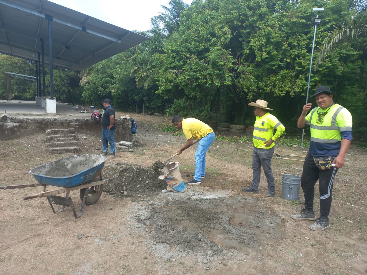 AlcaldiadeBaru's tweet photo. Hoy domingo, la alcaldía realiza trabajos de limpieza y mantenimiento de área recreativa de la comunidad de El María, corregimiento de Progreso. Estás labores consisten colocación de luces a base de energía solar, limpieza de bancas y entre otros mejoramiento. https://t.co/LW3JGigiRR