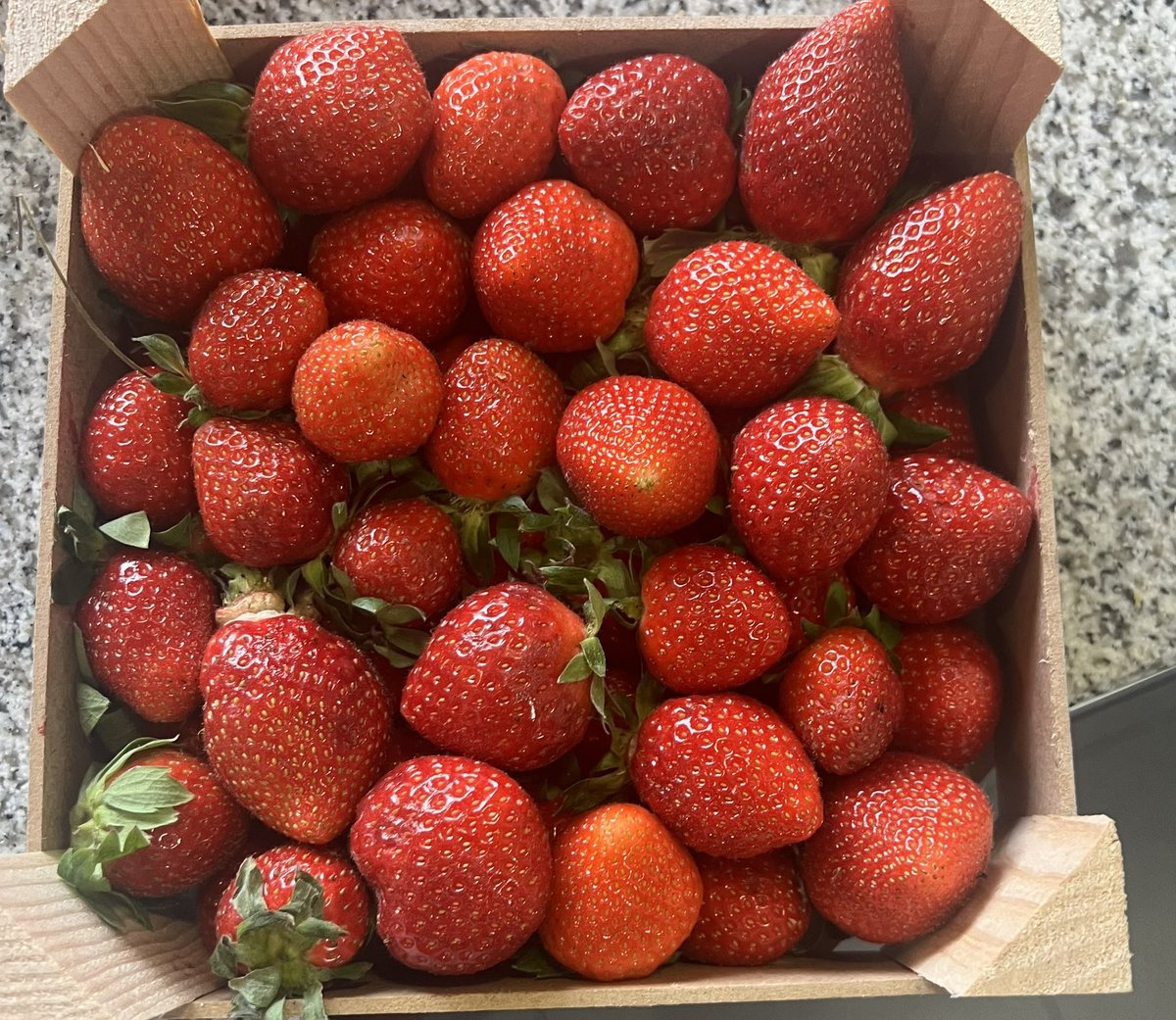 He comprado dos kilos de fresas de Huelva,son de una zona que están a 60 km de Doñana y están buenísimas así que a comprar fresas de Huelva !!!