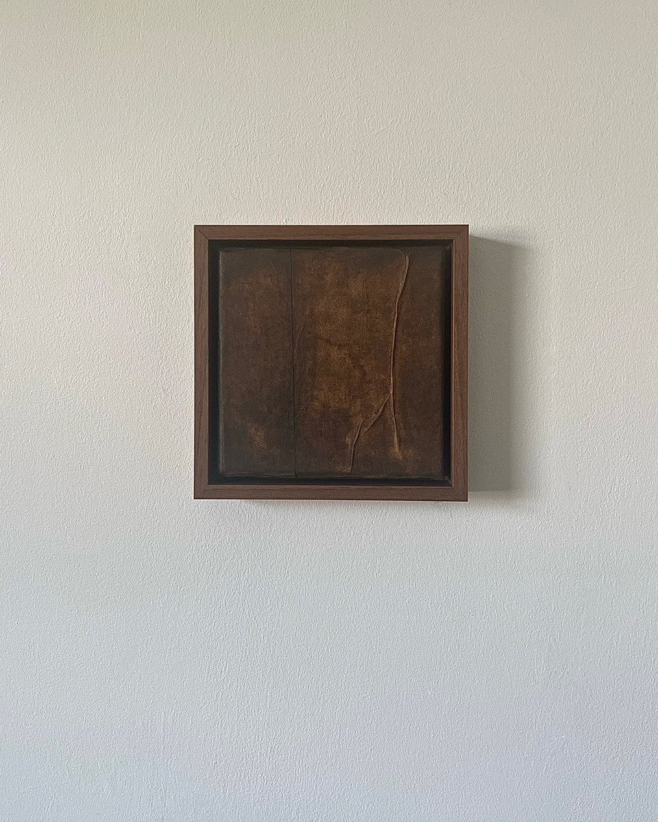 claretumiltyart's tweet photo. Reign VIII

The piecing together and layering of the papers symbolize the fixing of one’s soul through life’s experiences and often how our flaws are by far the most beautiful thing about us. Set in a warm walnut frame this piece attracts attention and reflection

#art #artist https://t.co/ThADg1Zaxt