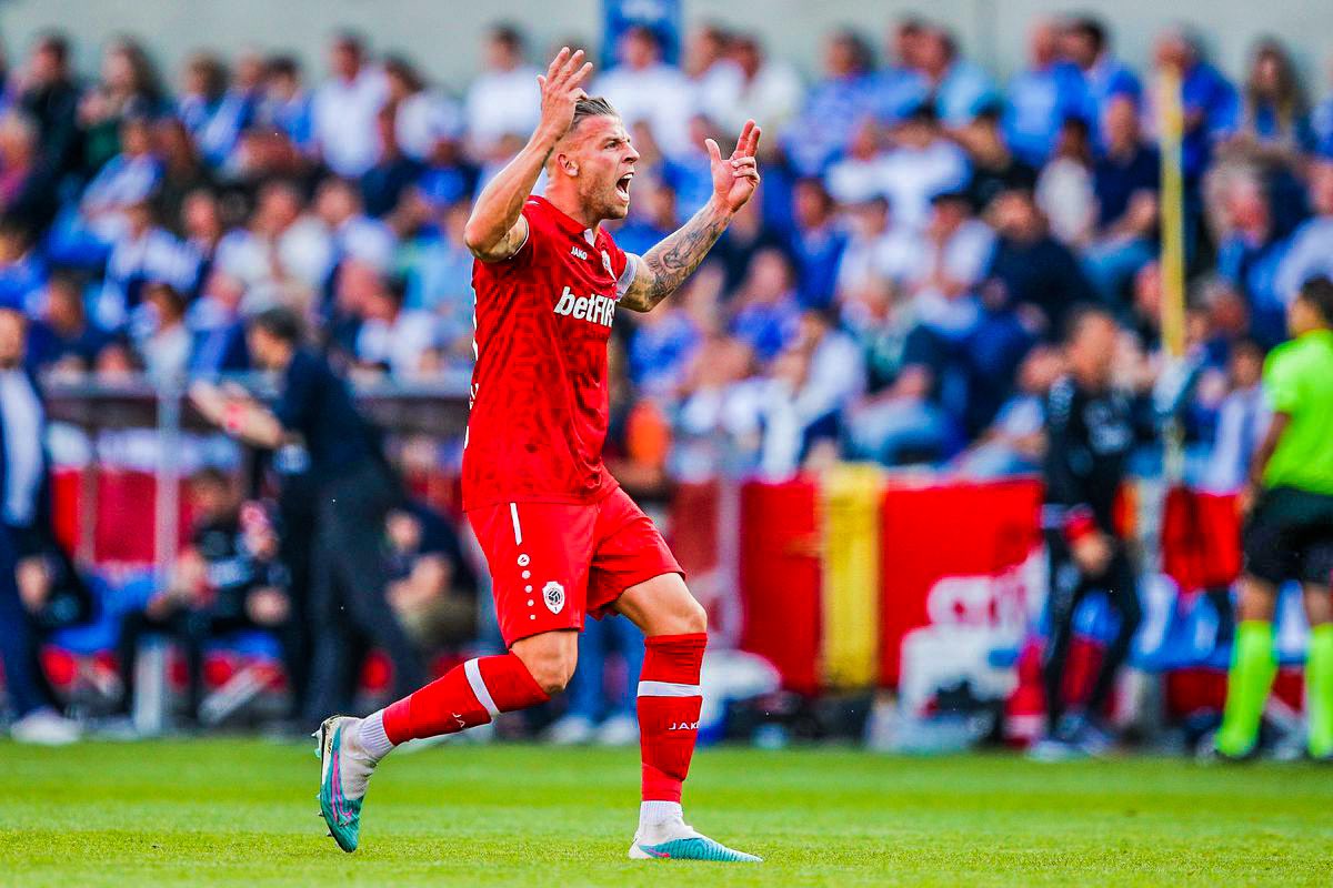 😳🇧🇪 Total craziness in the Belgian league this evening... 

89' — Union St Gilloise were champions 

91' — Genk were champions 

94' — Royal Antwerp secure league title & champion status after a last minute winner by Toby Alderweireld