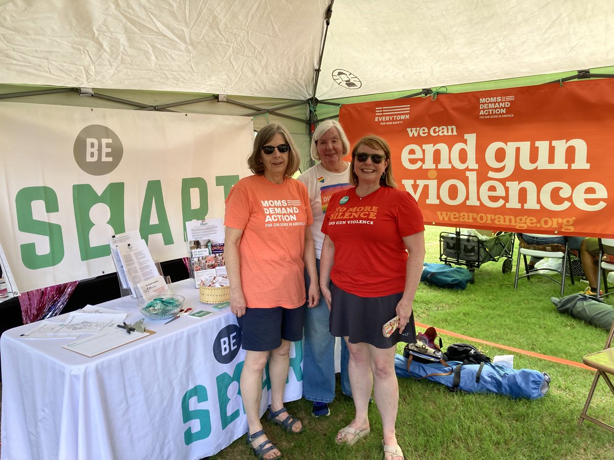 Auburn/Opelika AL Moms volunteers are spreading the #BeSMART message at PrideFest at Kiesel Park. #WearOrange ⁦@MomsDemand⁩ ⁦@Everytown⁩