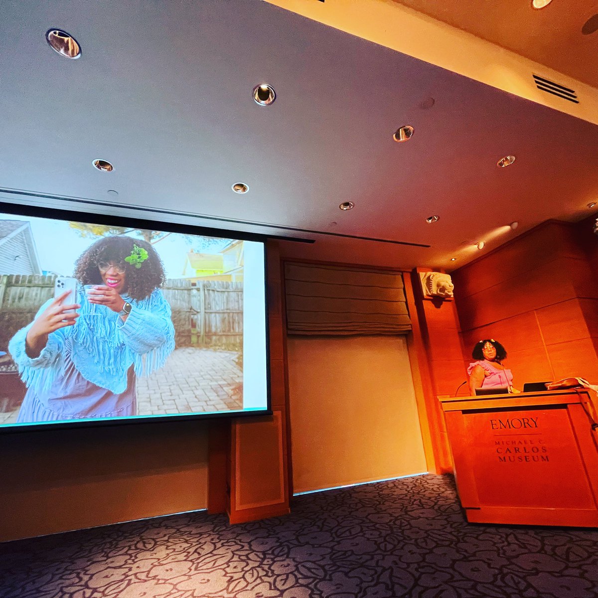 Listening and learning about Scicomm from the incredibly talented @blackforager 💚💚💚 Such a fantastic speaker! We’re so fortunate to have her at @SEBotany @SofEthnobiology #SEBSOE2023 @emoryuniversity @carlosmuseum