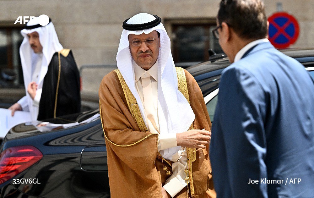 #Crude oil
#Saudi Arabia announces further oil cut of 1 million barrels per day. 
Following a meeting of #OPEC+ major oil producers on Sunday, Saudi Arabia's #energy minister said his country would slash oil output further by one million barrels per day in a bid to prop up prices