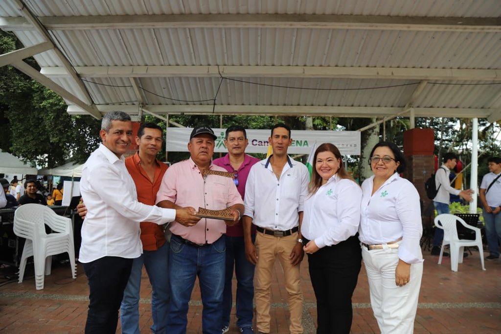 senahuila's tweet photo. En el marco del Día del Campesino el #SENA entregó un reconocimiento a la Asociación Nacional de Usuarios Campesinos, ANUC, quienes son pilar fundamental en la lucha por los derechos de los campesinos en el Huila y el país https://t.co/bU8rZtVM94