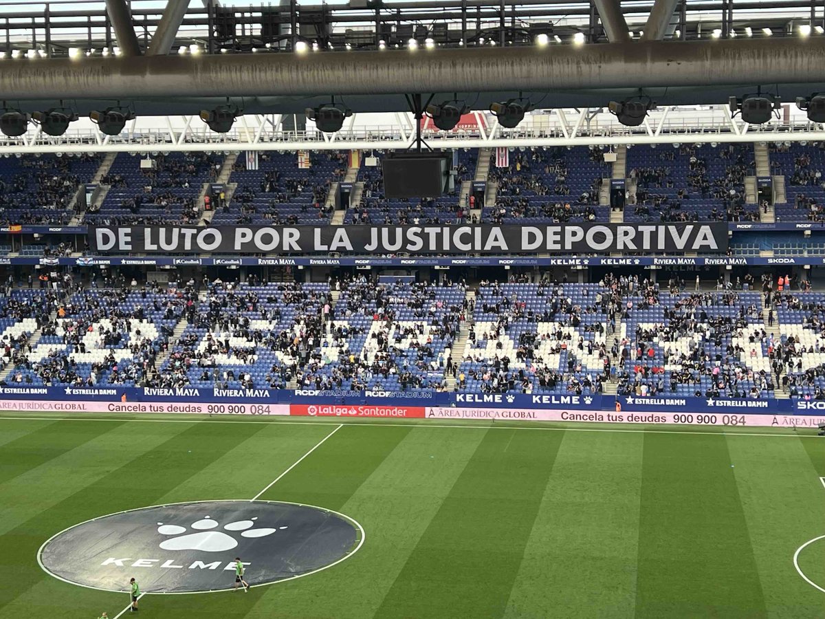 pericos_marca's tweet photo. #RCDE | Una gigantesca pancarta preside el RCDE Stadium.

👉 DE LUTO POR LA JUSTICIA DEPORTIVA

#EspanyolAlmería https://t.co/6WwmrdTGmL