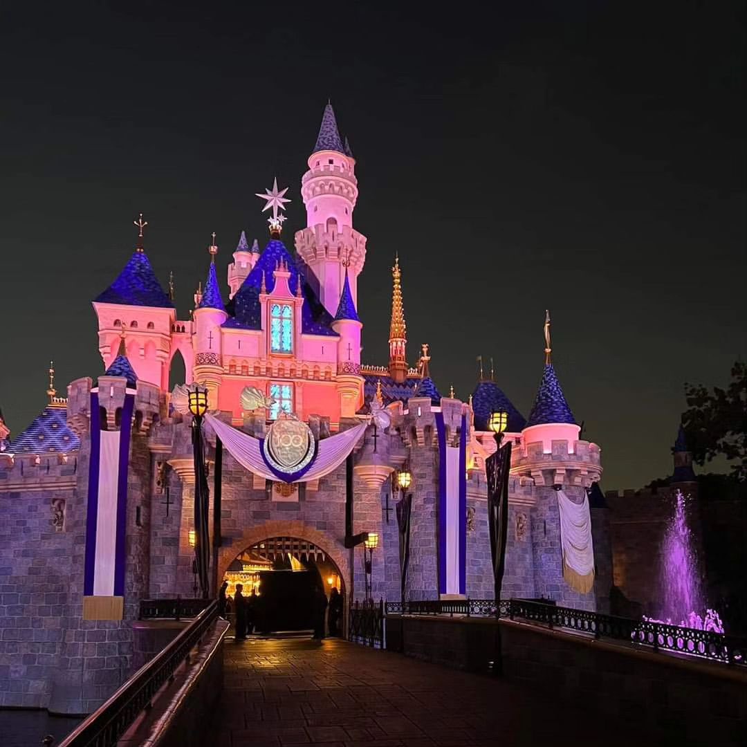 This view is one of the many reasons Disneyland is truly The Happiest Place on Earth. 🥰
.
.
#disneyland #disneyparks #disney #night #travel #TravelPhotography #travelphotographer #perfect #Castle #100 #disney100 #California #insta #Instagram #instatravel