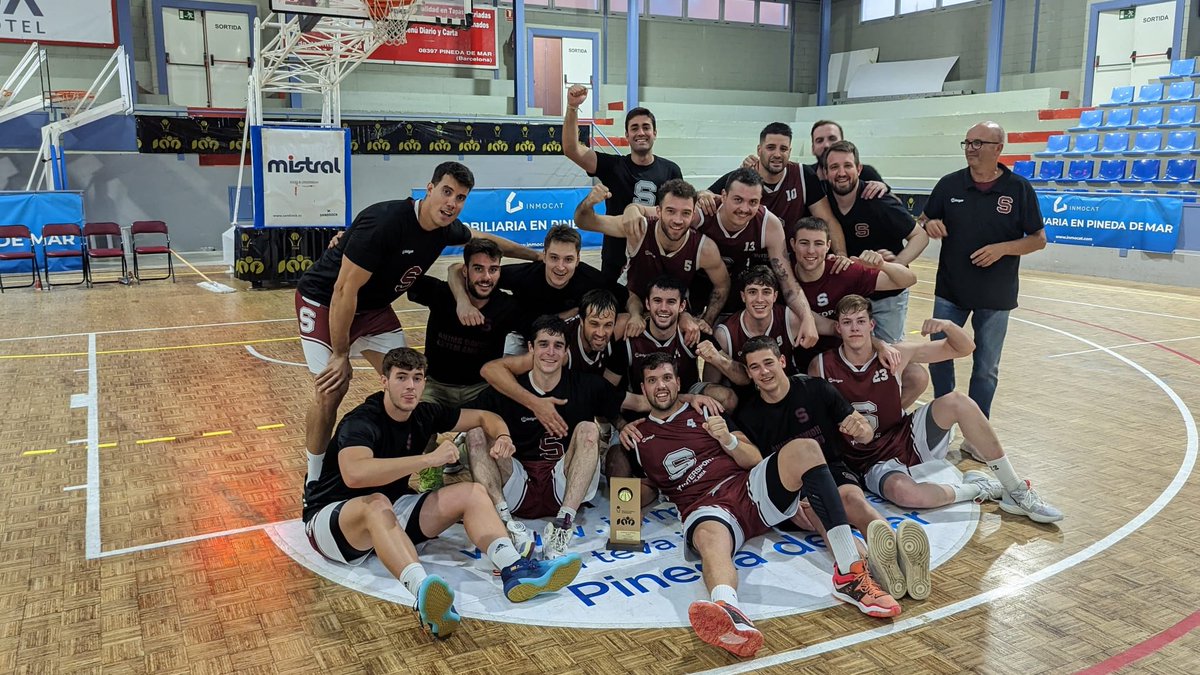 FCBQ's tweet photo. 🏆 El @CBSama es proclama nou CAMPIÓ de Catalunya de 1a Categoria Masculina 2022-23 a Pineda de Mar en imposar-se al @CBCastellbisbal (54-48), felicitats!

🥉 3a plaça per a un @cbargentona que ha superat a @safaclaror (72-59)

💯 #a100ambelBàsquet🏀

📊 https://t.co/MuHuSdFVfc https://t.co/tWZLBBFZ2Y