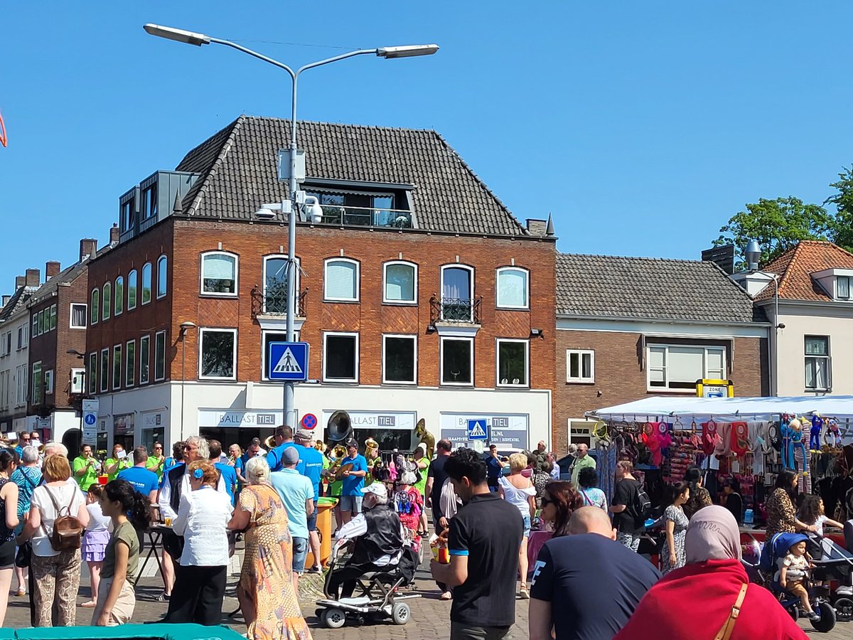 Vandaag weer ouderwets gezellig in het centrum van Tiel. Gezellige orkesten tijdens de Tielse Toeterdag georganiseerd door muziekvereniging #KTSM Ook is weer de grote braderie terug. @UitInTiel