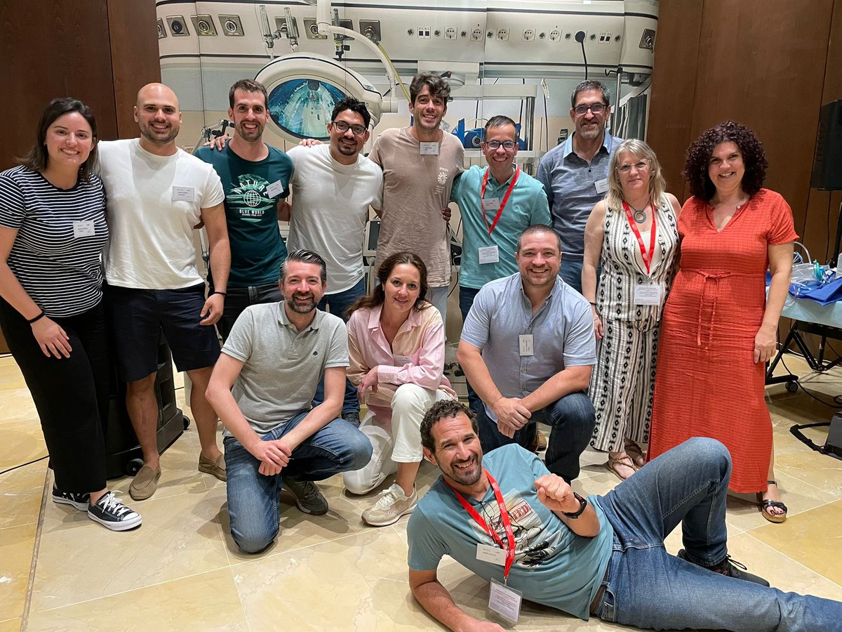 GT_Simul_SEEIUC's tweet image. Foto final de curso!!! Muchas gracias a los médicos y enfermer@s que han participado que esperemos implanten lo aprendido en sus unidades para mejorar sus habilidades de trabajo en equipo a través de TeamSTEPPS!!! SOMOS UN GRAN EQUIPO!!! #TeamSTEPPS @seeiucoficial @LaerdalEspana