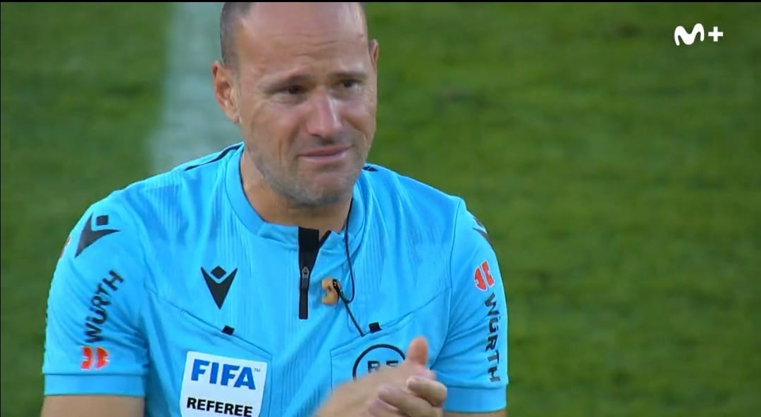 Image: Mateu Lahoz in tears after the end of his last match as a referee in Spanish football.