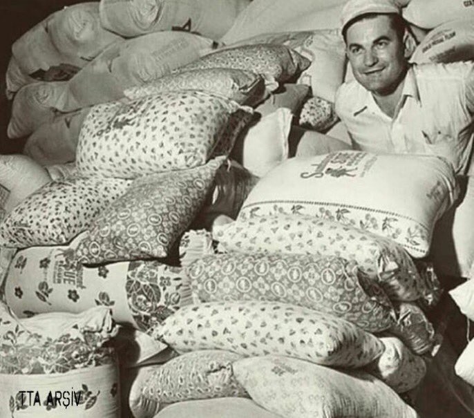 Yoksul kadınların, un çuvallarından çocuklarına elbise diktiklerini fark edince, bazı un fabrikaları çiçek desenli un çuvalları üretmeye başlıyor. 1939.