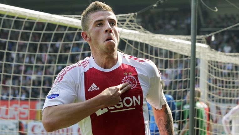 SanderBux95's tweet photo. Wat een bizarre ontknoping in België! 🤯
Toby schiet @official_rafc naar de eerste landstitel sinds 1957.
#FCAntwerp #Alderweireld https://t.co/Rt9teCDKFk
