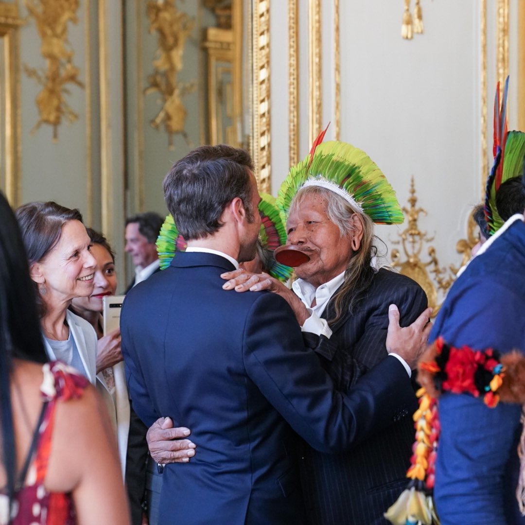 Préserver les forêts tropicales, faire respecter les droits des peuples autochtones, c'est toute sa vie, son combat pour l'Humanité.

À l'écoute du Cacique Raoni, 18 jours avant le Sommet de Paris pour un nouveau pacte financier mondial dont le monde a besoin.