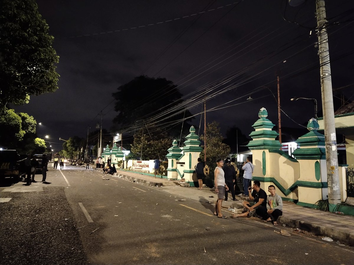 MadeNaraya's tweet photo. Taman siswa sudah menjadi taman perang lur. Dimanakah marwah kemuliaan pendekar-pendekar itu untuk memberikan teladan dari depan? Besok murid sudah masuk sekolah. #jogja #geger #tamansiswa #tawuran https://t.co/jhWzuePcUh