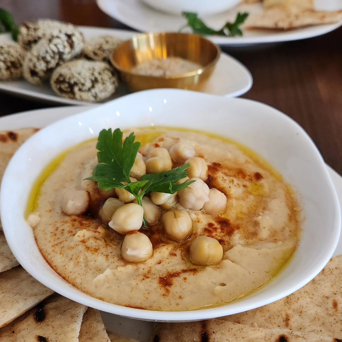 HowieSouthworth's tweet photo. Thx to #Elaines on Queen St., my favorite #mezza are back on the #AlexandriaVA hit list, delish & gorgeous. #babaganoush, #hummus, #fuul, #spinachpie, btw, THIS is what the inside of #falafel should look like. Bravo. Also, wherever they're getting their #pita deserves an award. https://t.co/3T2h3JJ6Tp