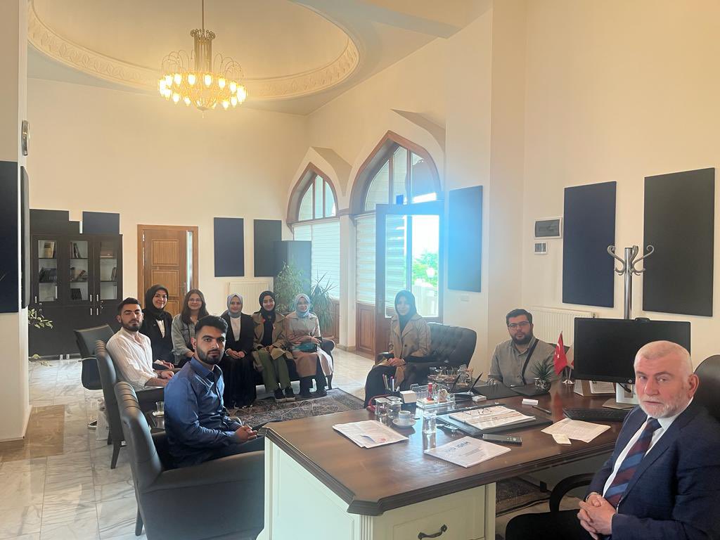 islami_ahbv's tweet photo. TUİD Ankara Temsilciliği Yönetim Kurulu üyeleri H. Reşit Şeker, Esra Yarba, Kadri Özdemir, Ö. Faruk Peker ve TUİP Ankara Temsilciliği Yönetimi Kurulu Üyeleri genç arkadaşlarımız, Dekanımız Prof. Dr. Yakup Civelek’i ziyareti ettiler. Ziyarette işbirliği konuları ele alındı. https://t.co/20NmiQxWJr