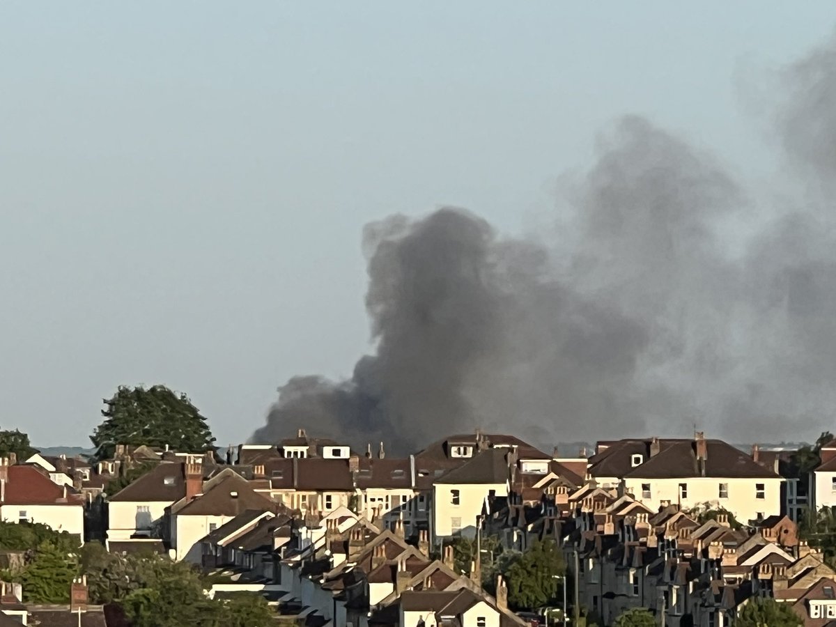 sherwinrice's tweet photo. Somethings on fire Easton direction #bristol https://t.co/D5xUKTD25p
