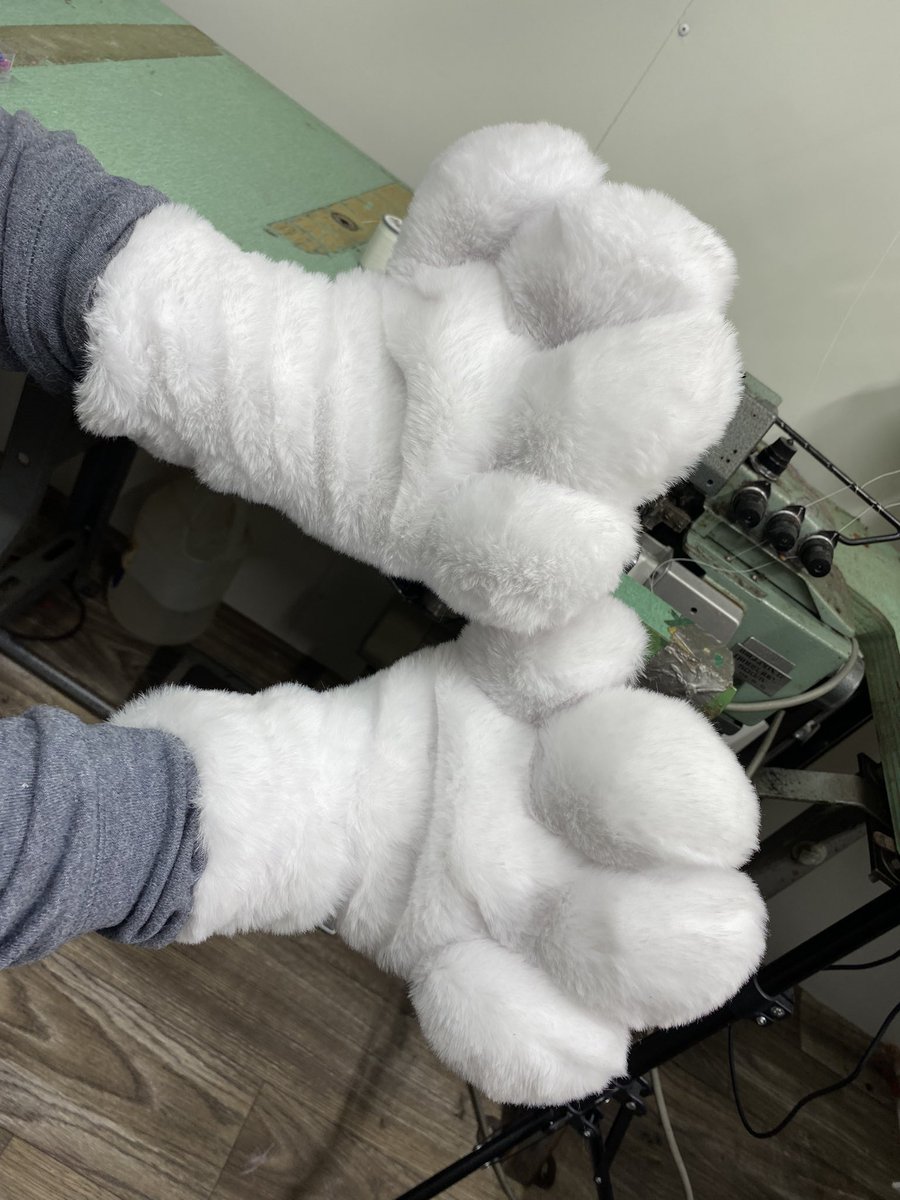 DergStudios's tweet photo. @cosmicsmoothie Some recent stuff I’ve been working on! An otter for a comm and some handpaws! https://t.co/YwGUkG9FcV