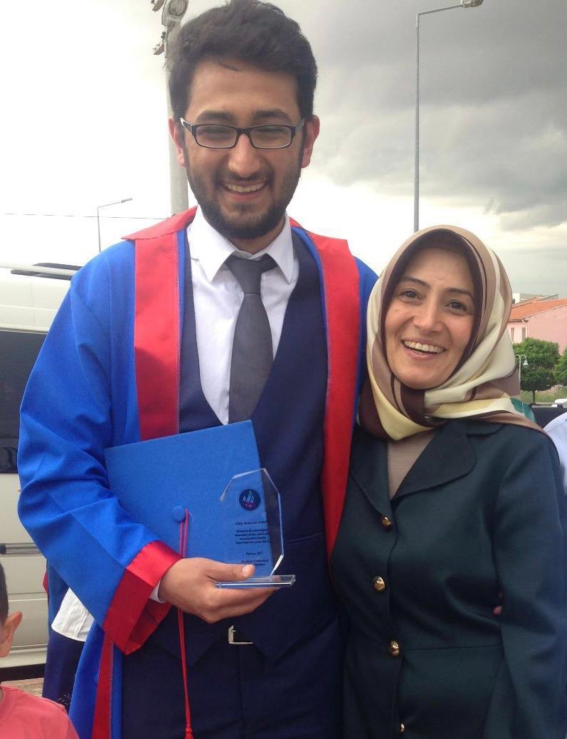 Kısıtlı imkanlarımıza rağmen okuyup avukat olan ,beni hep gururlandıran evladım için şimdi de ben okuyorum.Sosyal medyayı öğrendim, kolonu kirişi öğrendim .Olası kastı taksiri öğrendim. karar duruşmasında suçlular cezalandırılınca ben de diplomamla sana geleceğim oğlum