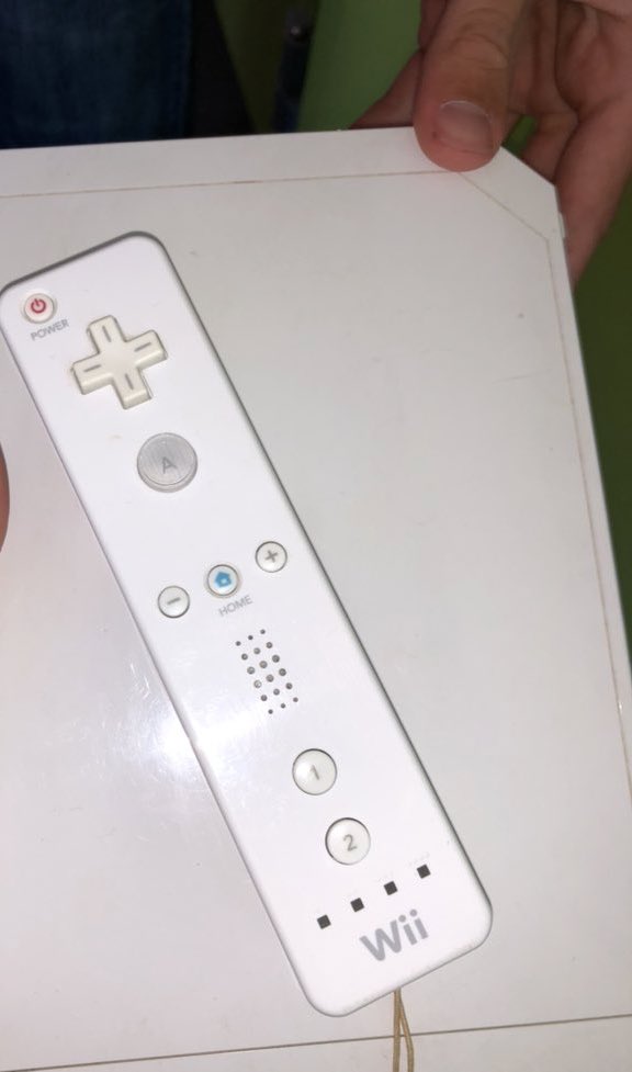 user002902's tweet photo. g un pote il est parti bz une meuf, il lui a volé sa Wii 😭 https://t.co/qcgV4mi4qN