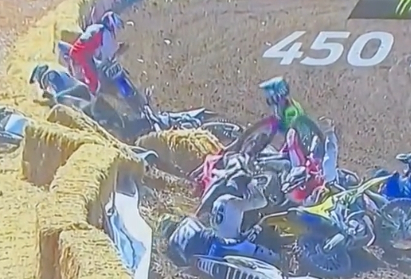 MotocrossNews's tweet photo. Video: Huge first turn pile-up at Hangtown https://t.co/1zd4hBwqlz https://t.co/FvmYkJvCFR