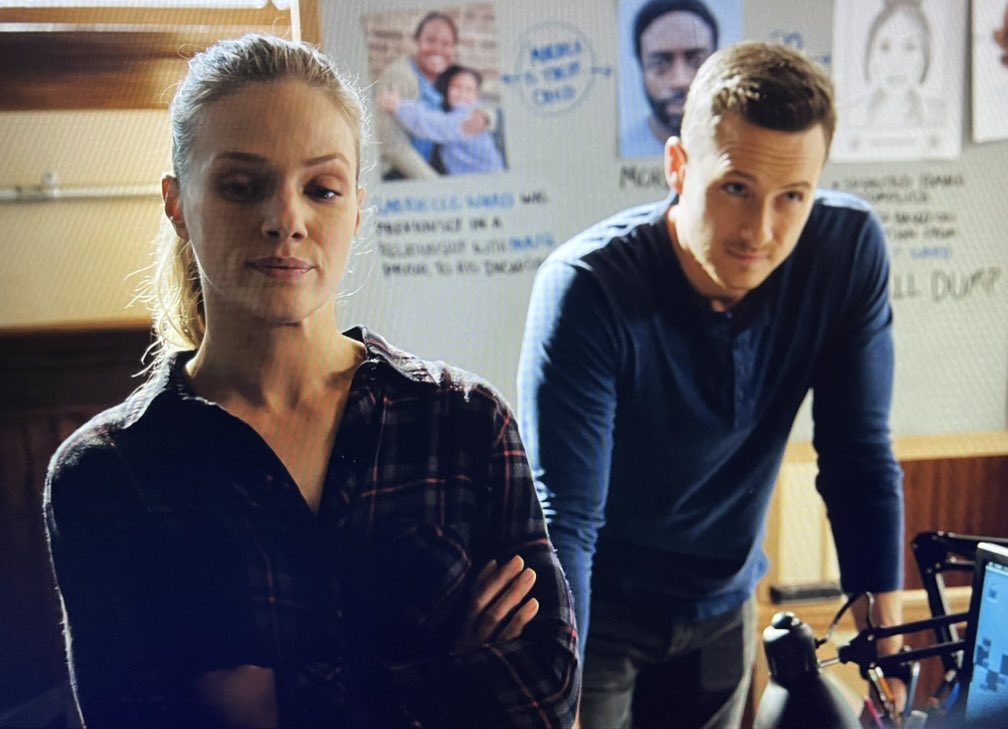 Catmom221's tweet photo. Taking Back Upstead CPD Rewatch
(because I won’t accept Season 10)
8x03
Tender Age
✨ ✨ ✨ ✨
-mostly Burzek UNTIL THE END
-enter Mikayla
-FBI wants Hailey
-Upstead becomes canon
#wellimback
#innycool
#jaydidujustsaycool
#beenalongtime
#hekissedher 🥹
#Upsteadforever ❤️ https://t.co/DGZzCoYmss