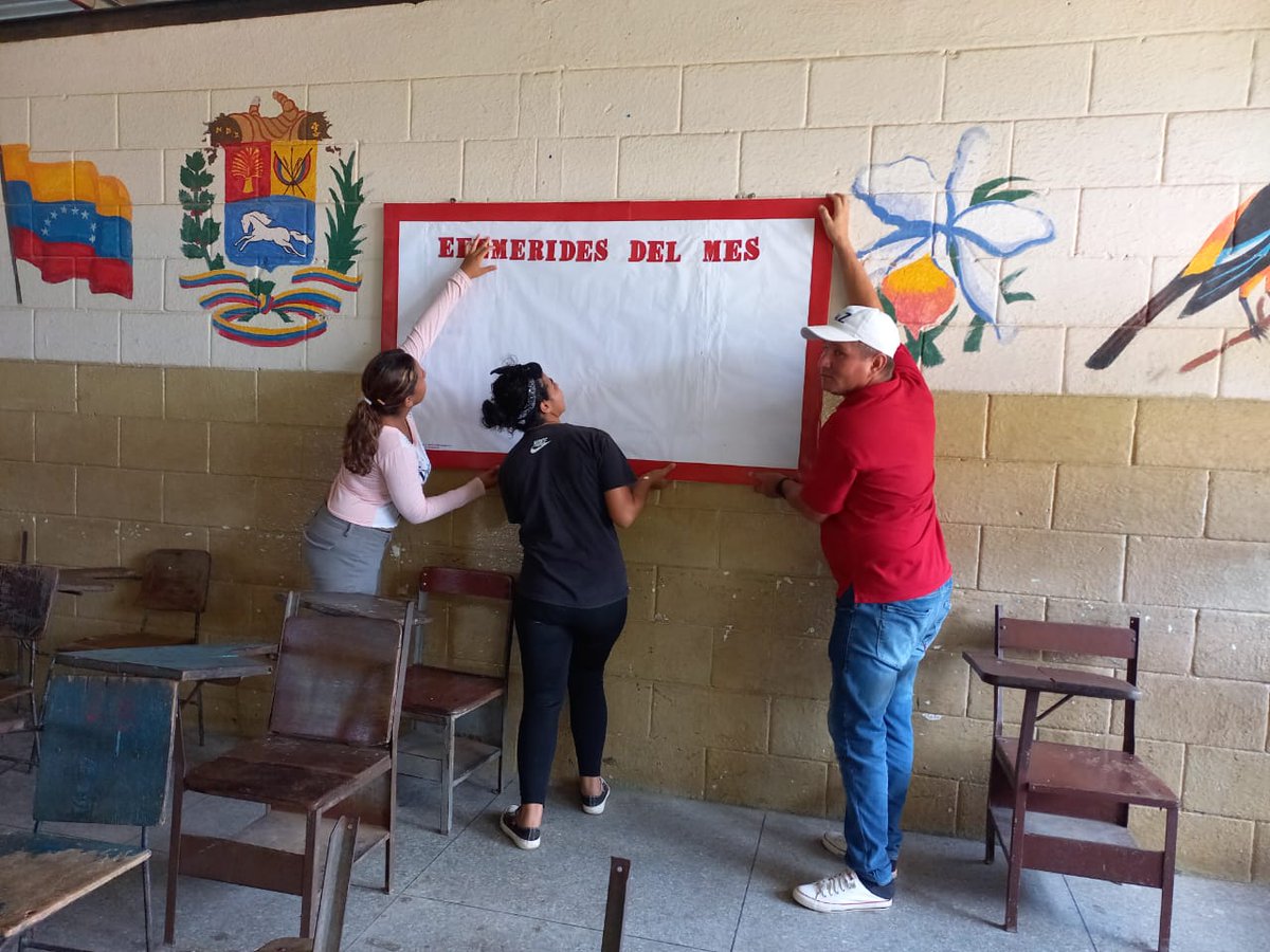 fmsp_jrodriguez's tweet image. Triunfadores de Educación II-1  de Misión Sucre Aldea Jorge Rodríguez pintaron Pizarras y Carteleras en la Escuela Raúl Osorio Lazo de Cabimas Zulia, Anexo BM Luisa Cáceres de Arismendi. @NicolasMaduro @sandraoblitasr @RedMisionSucre @mppeduniv @_LaAvanzadora @CDCEZULIA