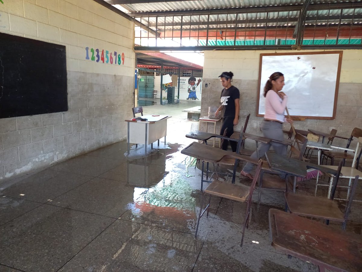fmsp_jrodriguez's tweet image. Triunfadores de Educación II-1  de Misión Sucre Aldea Jorge Rodríguez pintaron Pizarras y Carteleras en la Escuela Raúl Osorio Lazo de Cabimas Zulia, Anexo BM Luisa Cáceres de Arismendi. @NicolasMaduro @sandraoblitasr @RedMisionSucre @mppeduniv @_LaAvanzadora @CDCEZULIA
