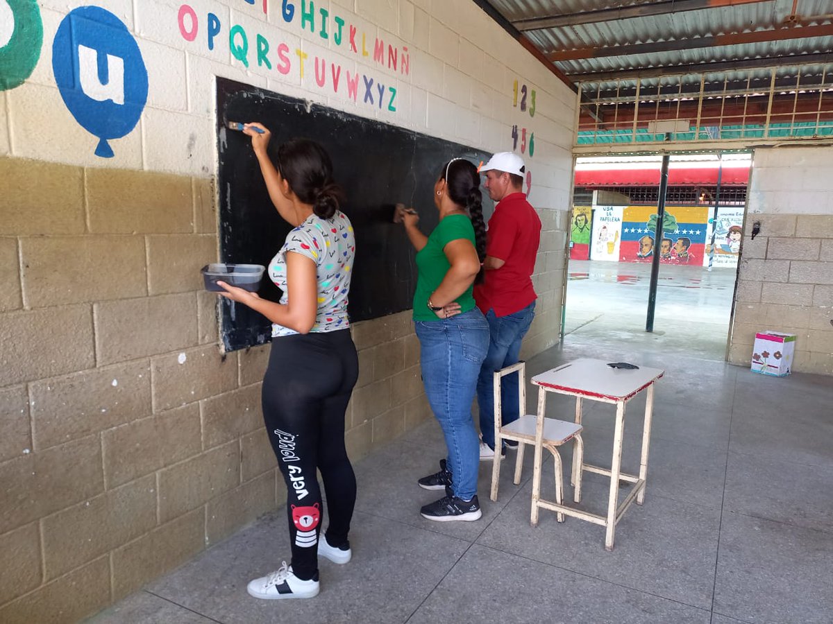 fmsp_jrodriguez's tweet image. Triunfadores de Educación II-1  de Misión Sucre Aldea Jorge Rodríguez pintaron Pizarras y Carteleras en la Escuela Raúl Osorio Lazo de Cabimas Zulia, Anexo BM Luisa Cáceres de Arismendi. @NicolasMaduro @sandraoblitasr @RedMisionSucre @mppeduniv @_LaAvanzadora @CDCEZULIA