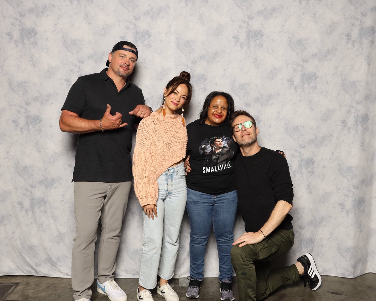 @brian_dockery @michaelrosenbum @FANEXPOPhilly Last one 😂. I loved my Smallville cast photo group duo. My favorite part is how Michael is squatting down that was his idea. I’m grateful that I met Kristin in person.