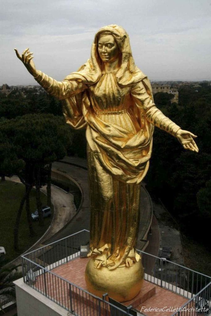 La #Madonnina di #MonteMario, li da circa 70 anni, punto di riferimento di #Roma nord sembra proteggere lo #stadioOlimpico sottostante, luccicando nelle giornate di sole 🌹🙏 #municipioXIV  #religione #Italia #luoghi sacri