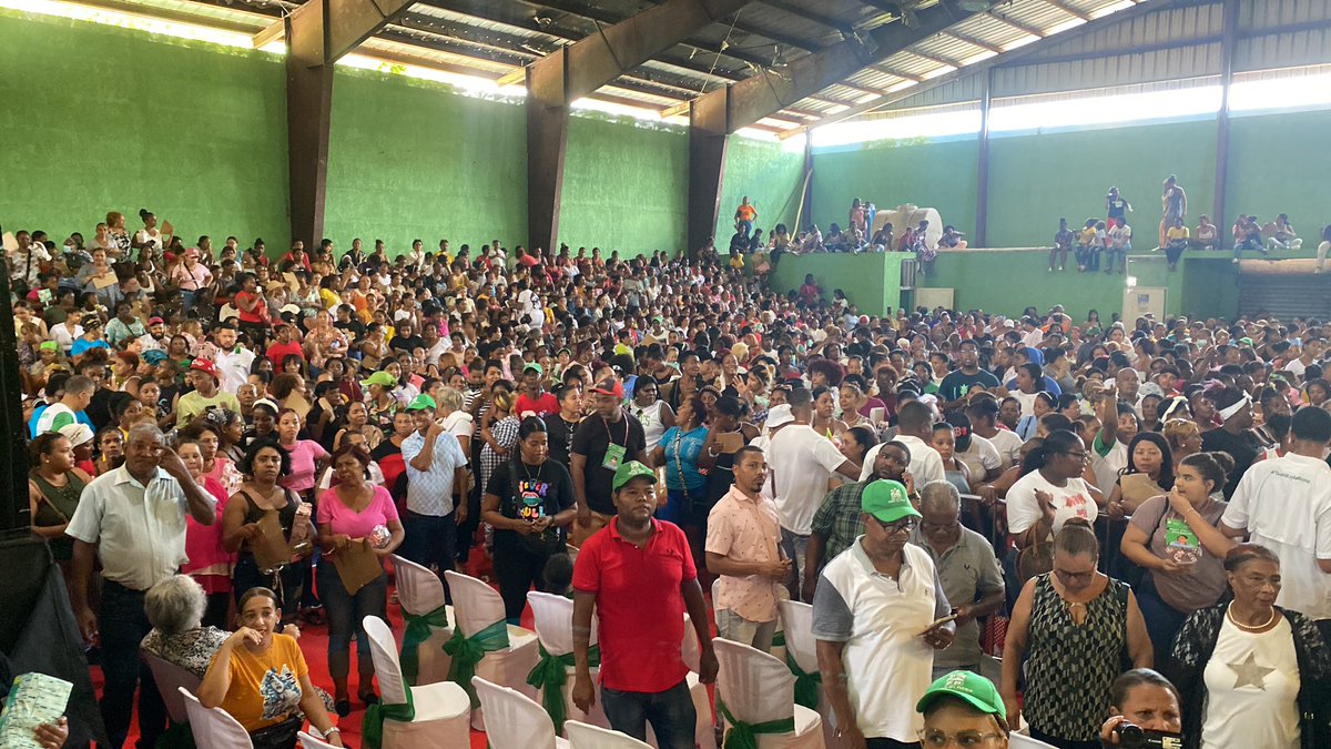 Aquilino Serrata muestra su sensibilidad ante la problemática social de SDO.
@FPcomunica @SerrataAquilino 
@LeonelFernandez 
#JuntosLoVamosALograr 
#JuntosPorUnMunicipioNuevo 
#FuerzaDelPueblo
#MadresSDOConSon