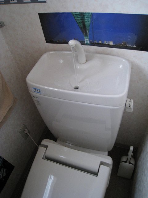 Au Japon, le lavabo pour le lavage des mains est souvent fixé aux toilettes, afin de pouvoir laver les mains et réutiliser l'eau pour la prochaine chasse d'eau. Le Japon économise ainsi des millions de litres d'eau chaque année 👏🏿