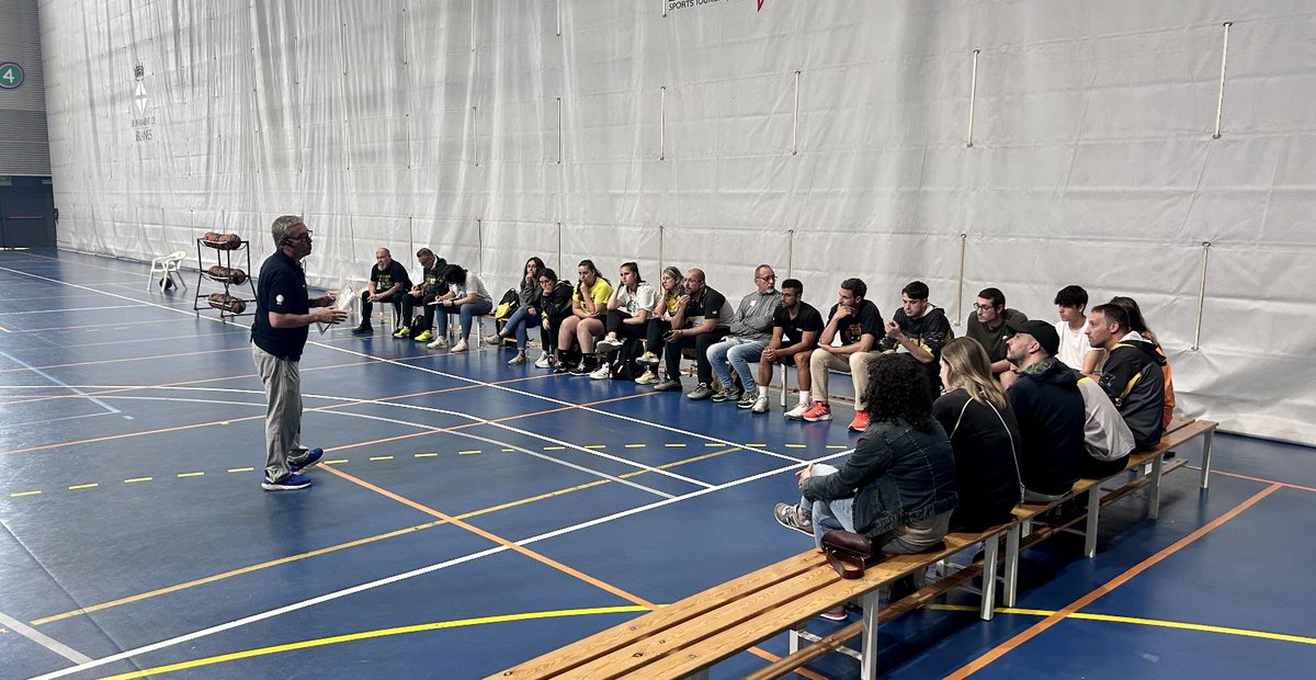 cbblanes's tweet photo. ÚLTIMA JORNADA DE L'ESCOLA D'ENTRENADORS/ES‼️

@32Jolo 
@enricgf62 

Gràcies🖤💛

https://t.co/VlkPWd4VRu https://t.co/kj8vbk1H1A