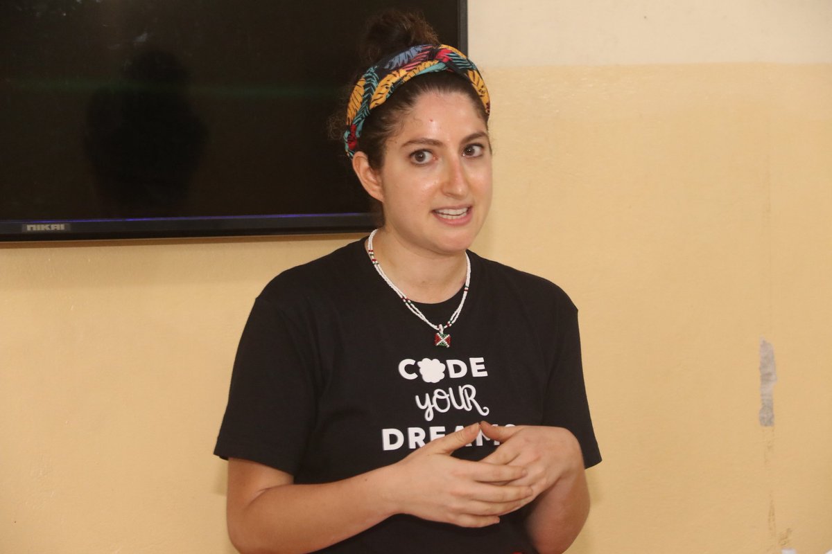 radioscolaire1's tweet image. Selon Chris Clement IGIRANEZA , Fondateur de #KITHUB,  cet atelier vise un décollage vers un développement durable.