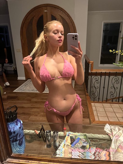 need 2 be kissed https://t.co/cI3dYRBGf2 https://t.co/Zjl9DydV99