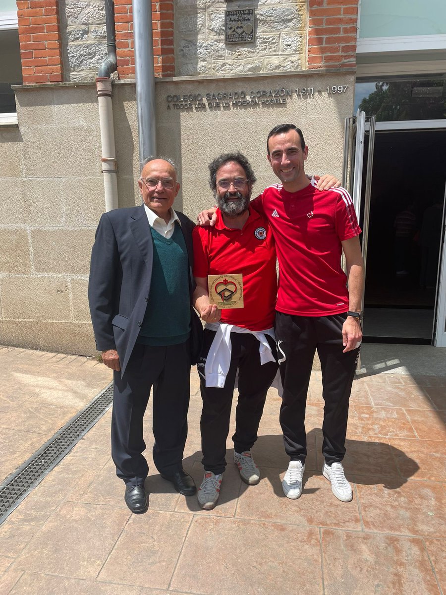 Por si hubiera sido poco, el fin de semana se ha cerrado del mejor modo. La Asociación de Antiguos Alumnos ha entregado el gesto de reconocimiento a Diego por su labor tantos años al frente del Balonmano Corazonistas 🤾‍♀️🤾🏻‍♂️. Acto muy emotivo y toda una sorpresa para el homenajeado.