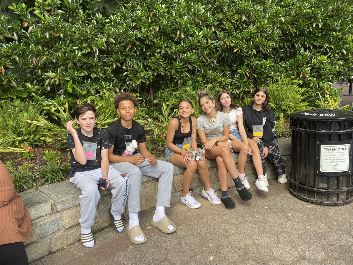 amandahough6's tweet photo. Awesome extra stop 4 @MashpeeSchools Ss 8th Grade DC Trip 2 #NationalZoo @MMHS_789 https://t.co/cHexE3lyBk