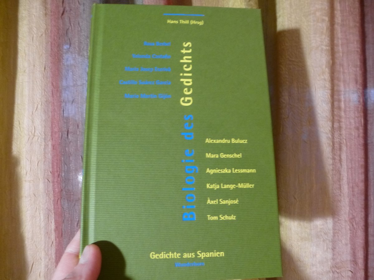 MjEscriva's tweet photo. Ha arribat a casa el volum 'Biologie des Gedichts' [Biologia del poema], resultat de les jornades de traducció a Edenkoben on vaig participar fa un any, amb quatre poetes més en diferents llengües de l'estat espanyol. Gràcies als traductors i a @HansThill per la coordinació. https://t.co/67ik9EDA1V