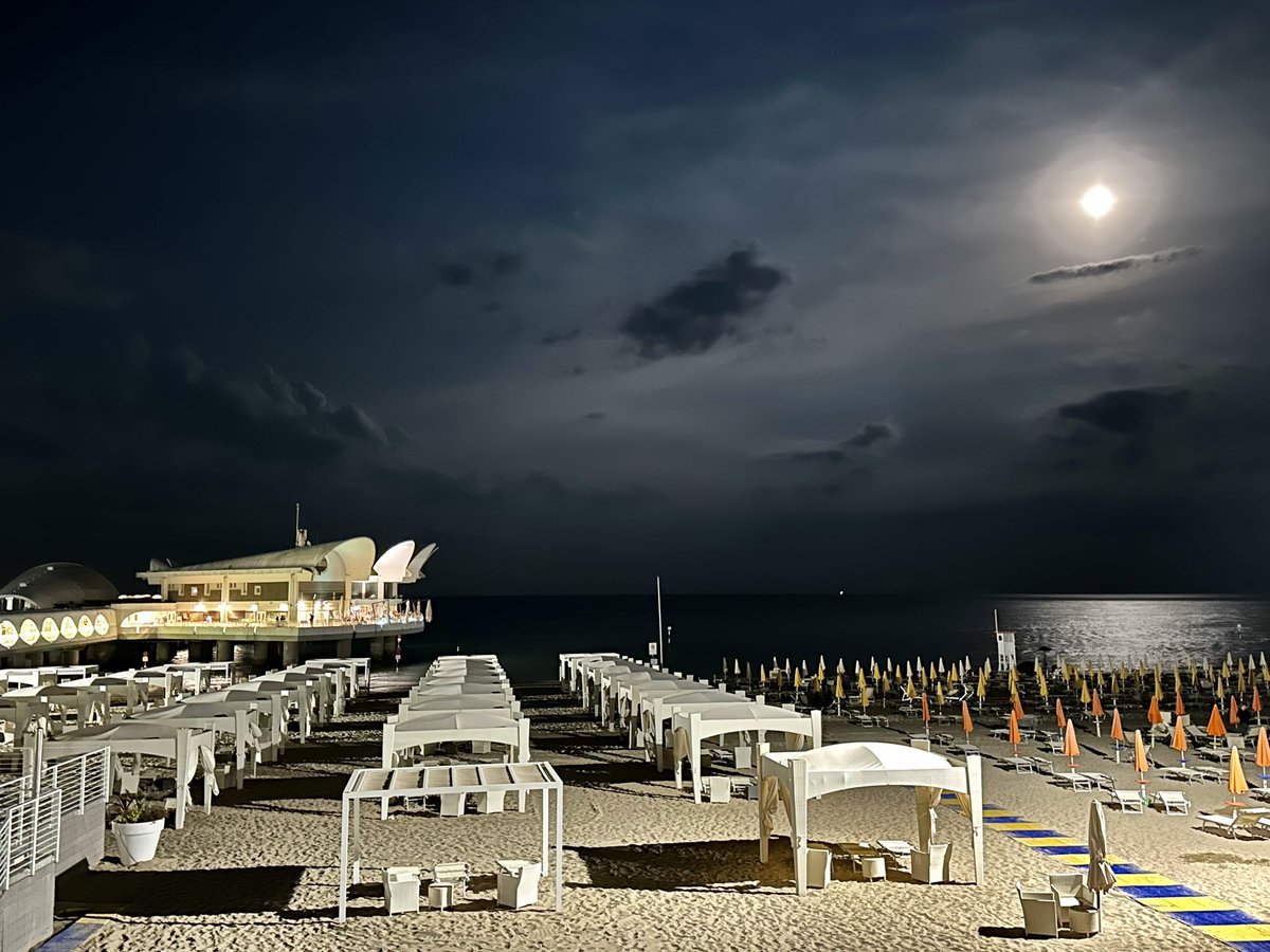 Live da Lignano Sabbiadoro! Guarda che luna, guarda che mare… 😍 #lignano #friuli #mare #lunapiena #fullmoon #luna #beach #strand #meer #sea